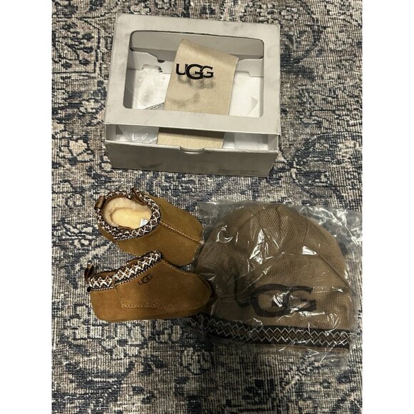 NEW UNISEX INFANT 0/1 0-6 MONTHS CHESTNUT UGG BABY TASMAN SLIPPERS & BEANIE - Picture 2 of 6